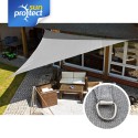 Großes dreieckiges Sonnenschutzsegel (ca. 90% UV-Schutz) aus speziellem Gewebe mit klimaregulierender, besonders reißfester Netzstruktur.