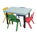 Höhenverstellbarer Tisch für Kinder unterschiedlicher Altergruppen.